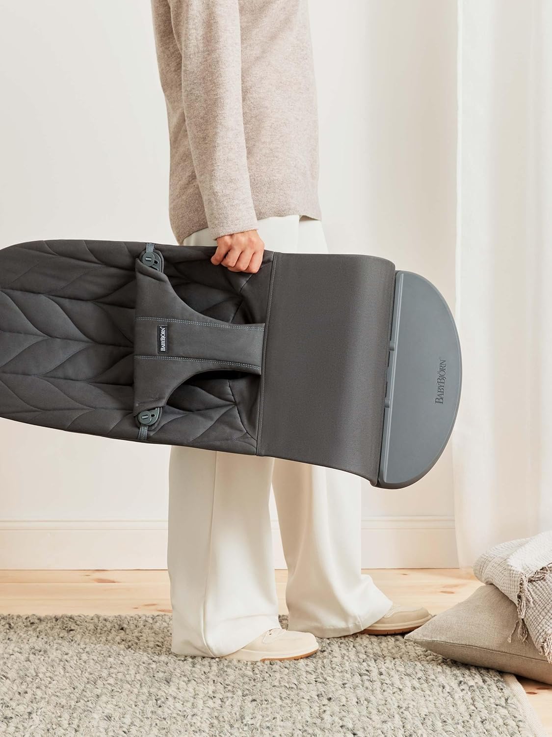 BabyBjörn Babywippe Bliss, Gewebt, Blütenblatt-Steppung, Sandgrau