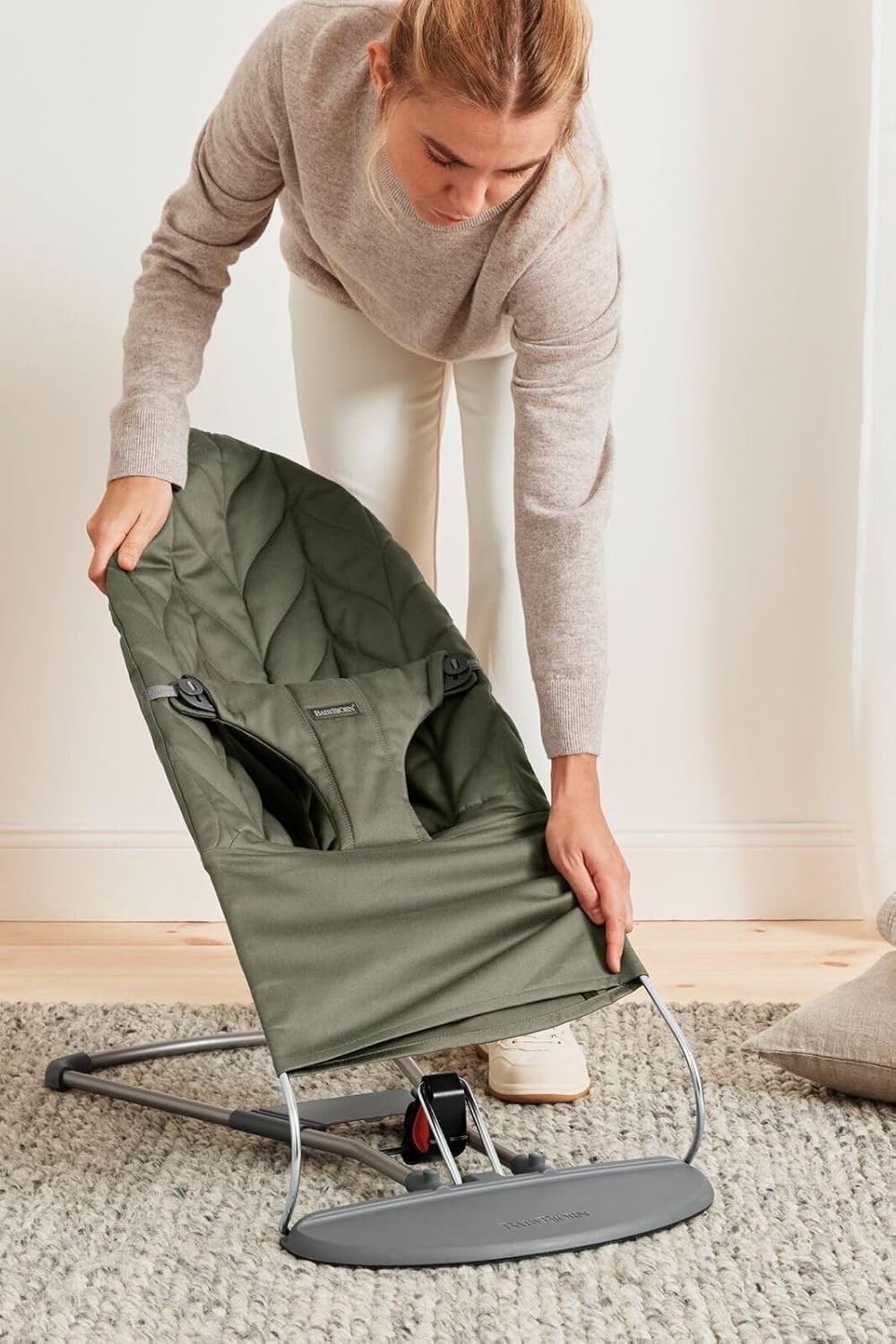 BabyBjörn Babywippe Bliss, Gewebt, Blütenblatt-Steppung, Sandgrau