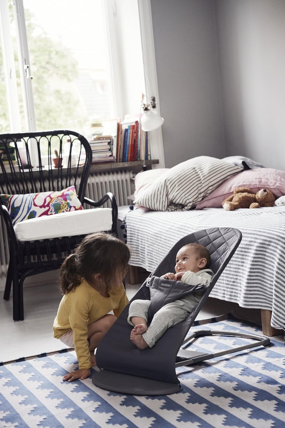 BabyBjörn Babywippe Bliss, Gewebt, Blütenblatt-Steppung, Sandgrau