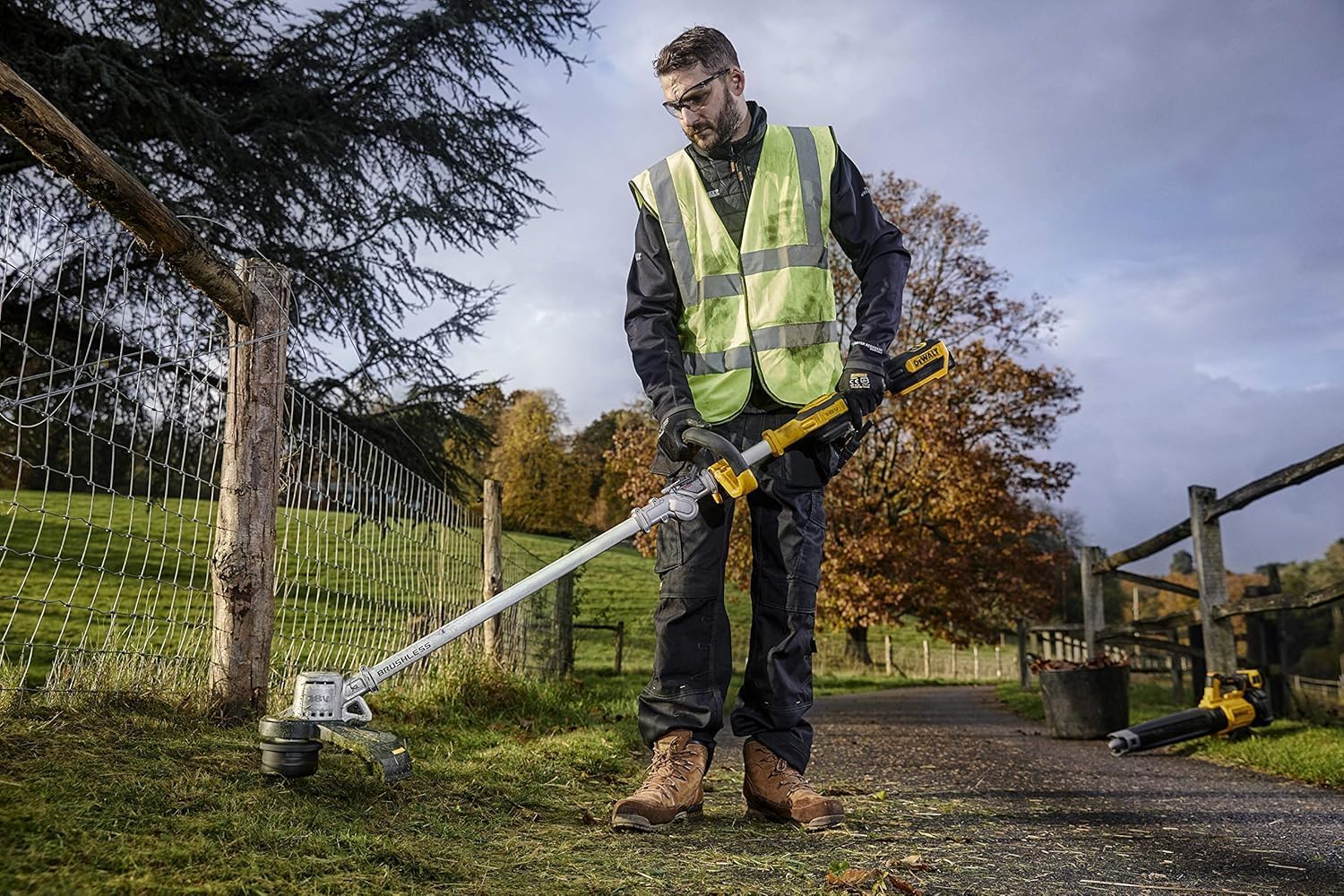 DEWALT DCMST561N-XJ Rasentrimmer (18 Volt, 36cm Schnittbreite, bürstenloser Motor, automatische Fadenverlängerung, für große Flächen, Lieferung ohne Akku und Ladegerät)