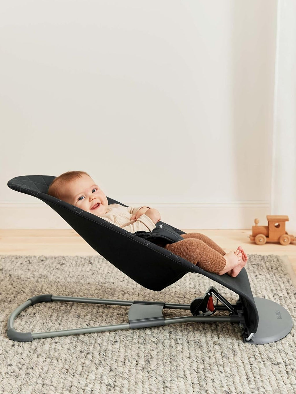 BabyBjörn Babywippe Bliss, Gewebt, Blütenblatt-Steppung, Sandgrau