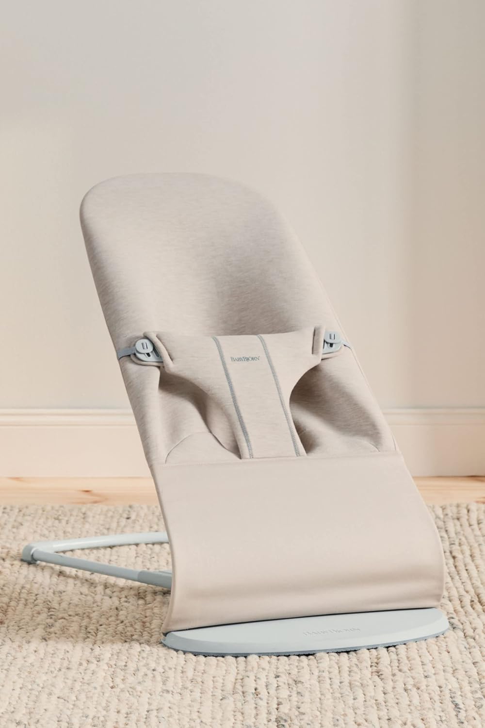 BabyBjörn Babywippe Bliss, Gewebt, Blütenblatt-Steppung, Sandgrau