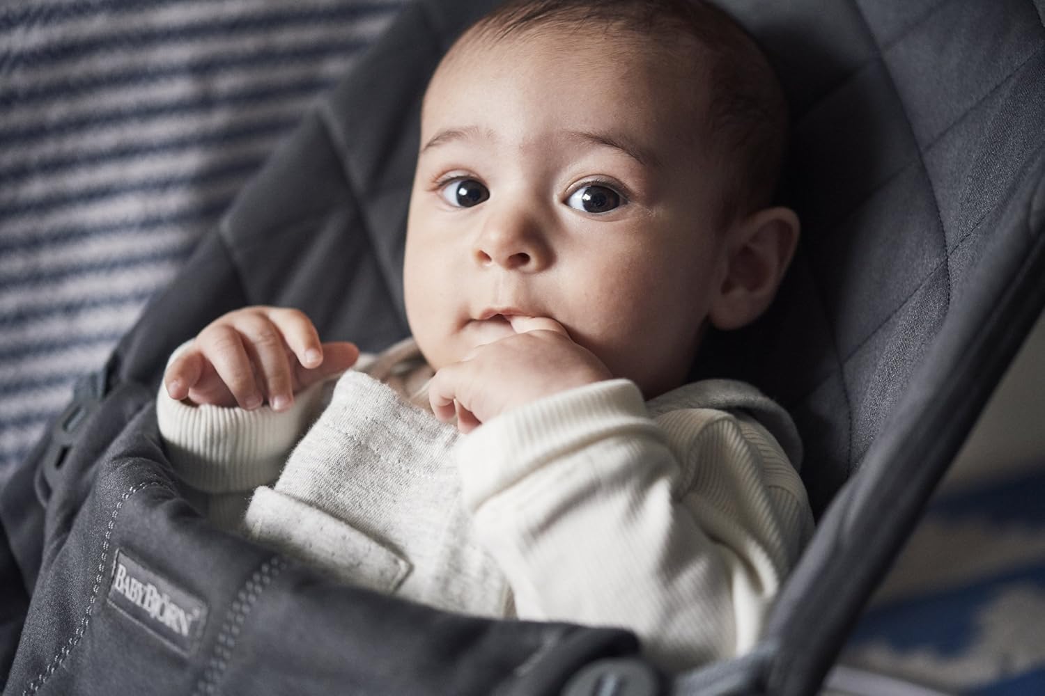 BabyBjörn Babywippe Bliss, Gewebt, Blütenblatt-Steppung, Sandgrau