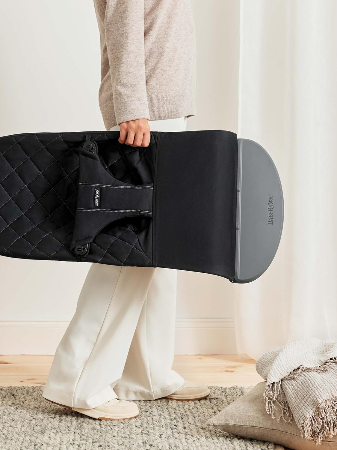 BabyBjörn Babywippe Bliss, Gewebt, Blütenblatt-Steppung, Sandgrau