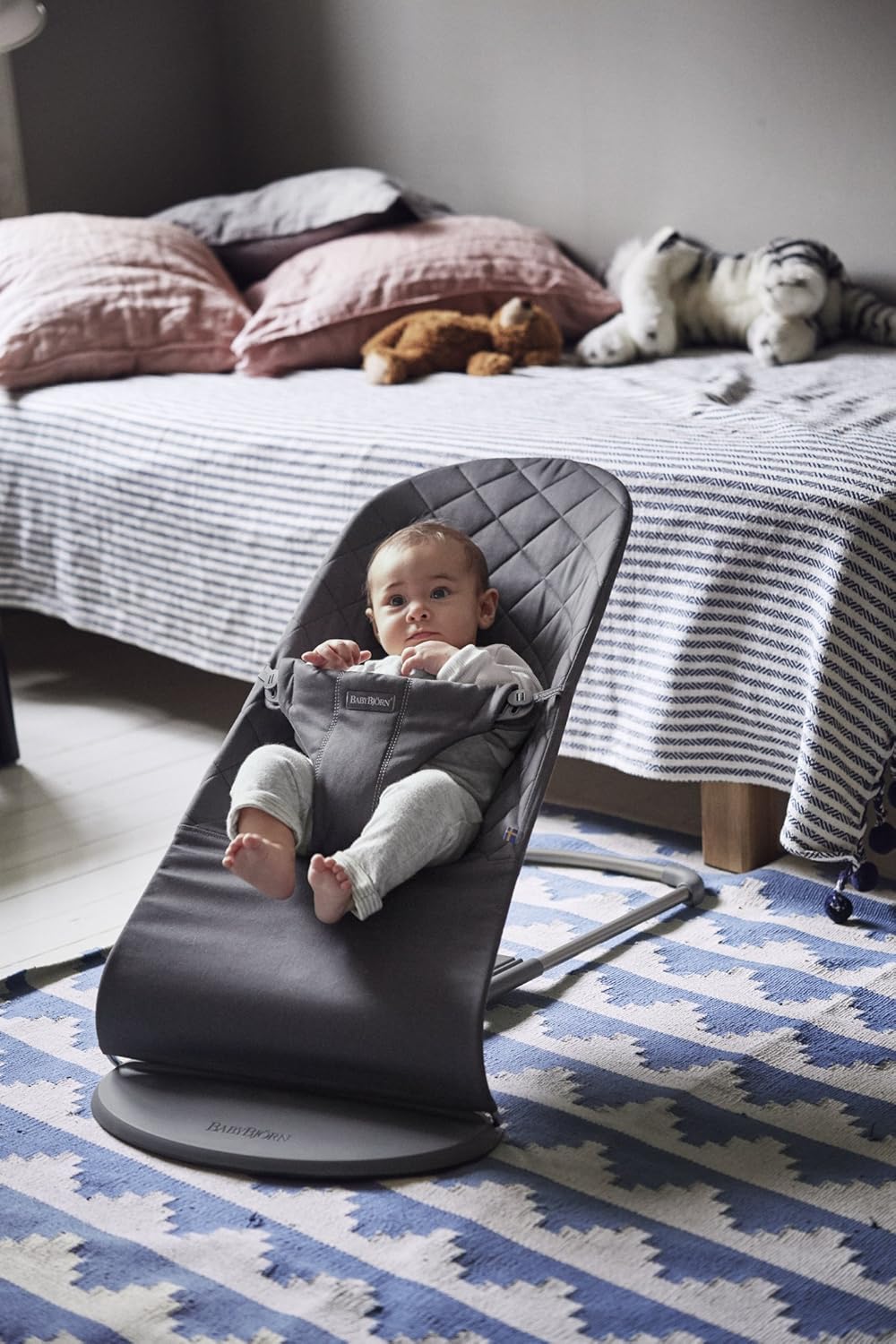 BabyBjörn Babywippe Bliss, Gewebt, Blütenblatt-Steppung, Sandgrau