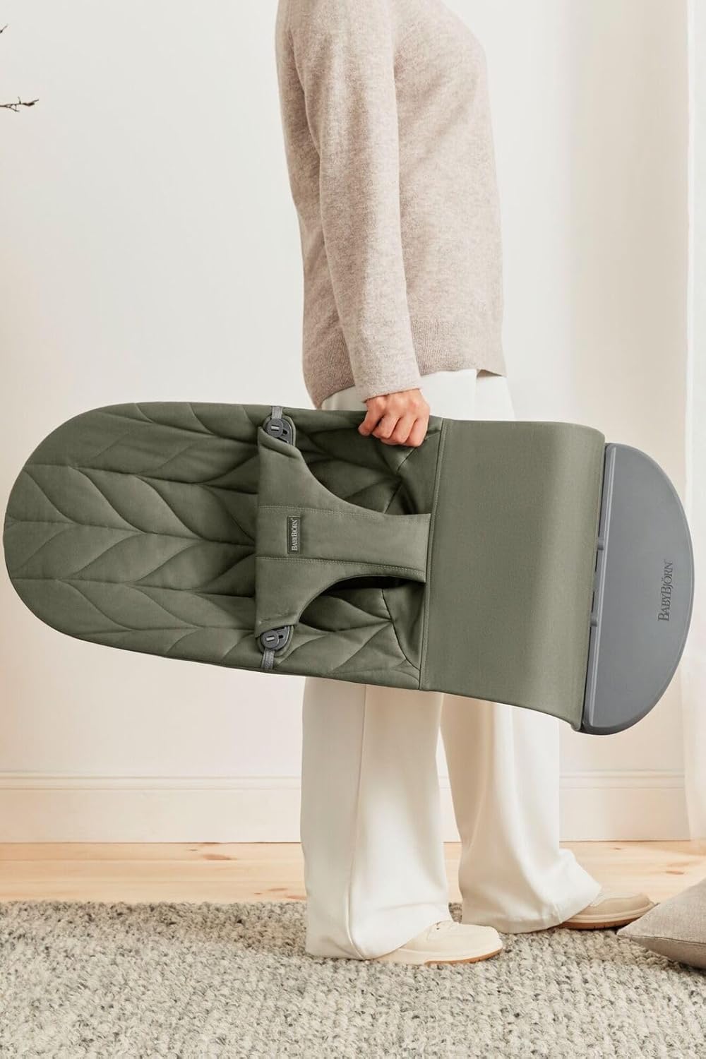 BabyBjörn Babywippe Bliss, Gewebt, Blütenblatt-Steppung, Sandgrau