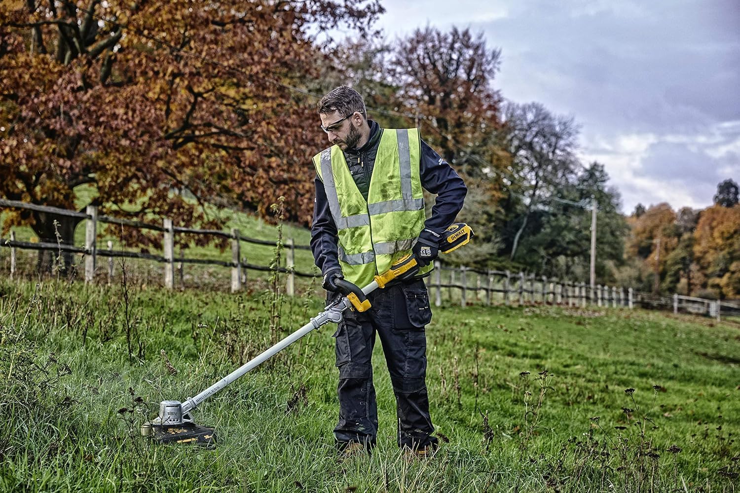 DEWALT DCMST561N-XJ Rasentrimmer (18 Volt, 36cm Schnittbreite, bürstenloser Motor, automatische Fadenverlängerung, für große Flächen, Lieferung ohne Akku und Ladegerät)