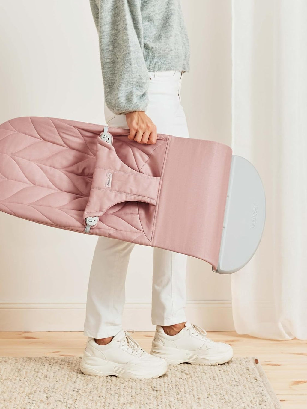 BabyBjörn Babywippe Bliss, Gewebt, Blütenblatt-Steppung, Sandgrau