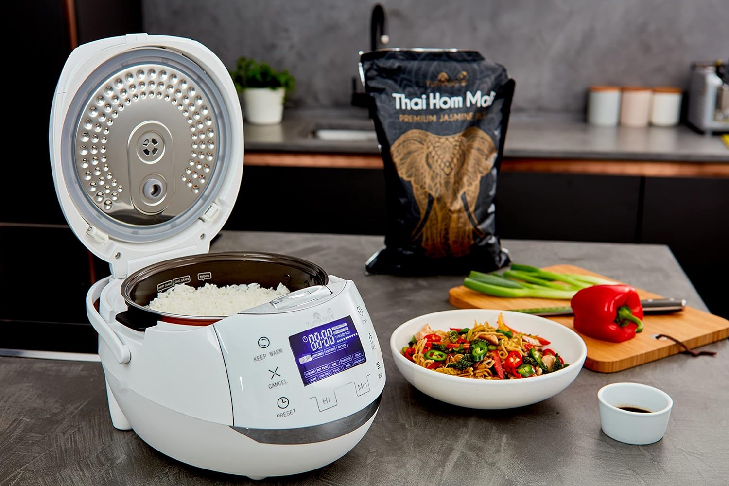 Yum Asia Sakura Reiskocher mit Keramikschale und Advanced Fuzzy Logic (8 Tassen, 1,5 Liter), 6 Reiskochfunktionen, 6 Multikocherfunktionen, Motouch LED-Display, 220-240V EU (schwarz und silber)