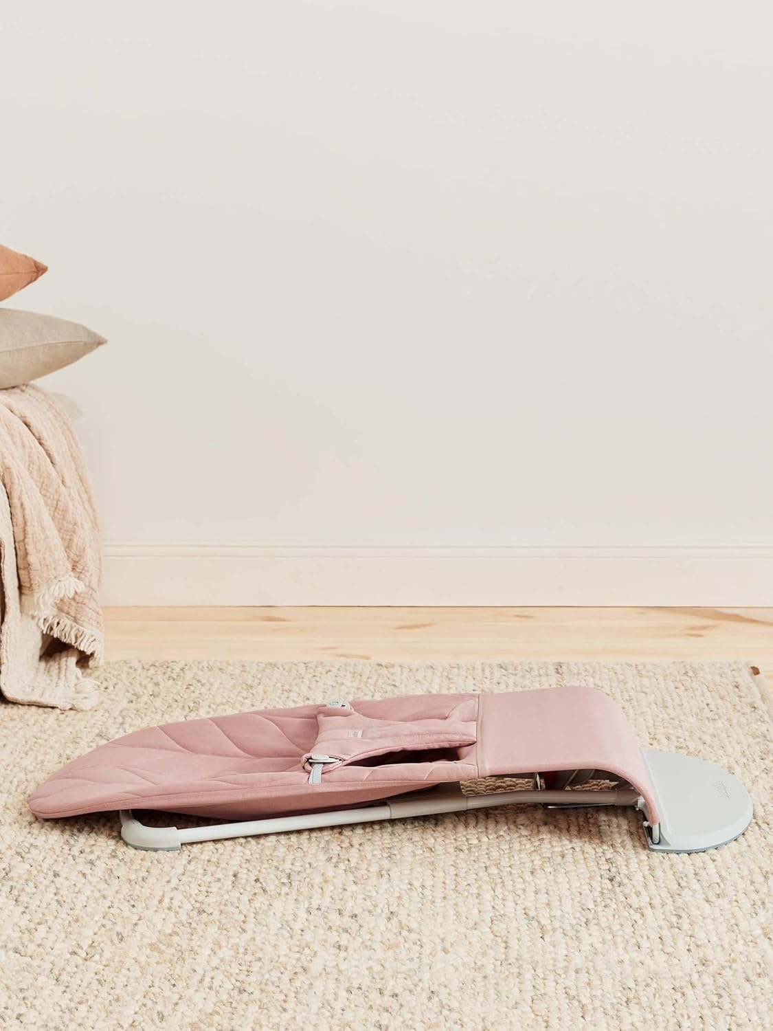 BabyBjörn Babywippe Bliss, Gewebt, Blütenblatt-Steppung, Sandgrau