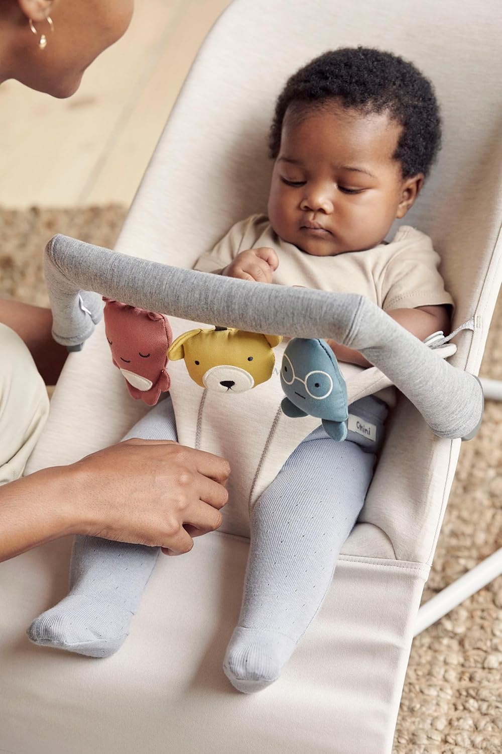 BabyBjörn Babywippe Bliss, Gewebt, Blütenblatt-Steppung, Sandgrau