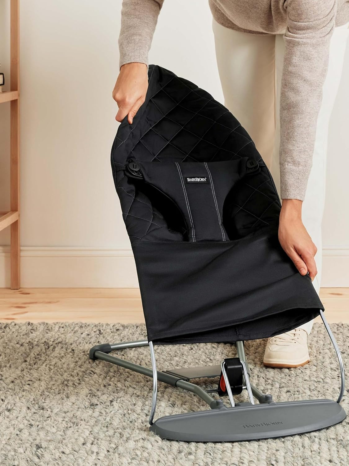 BabyBjörn Babywippe Bliss, Gewebt, Blütenblatt-Steppung, Sandgrau