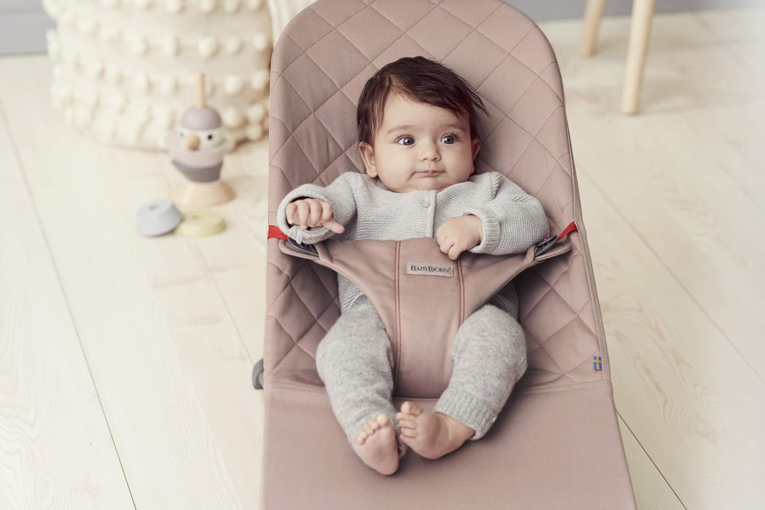 BabyBjörn Babywippe Bliss, Gewebt, Blütenblatt-Steppung, Sandgrau